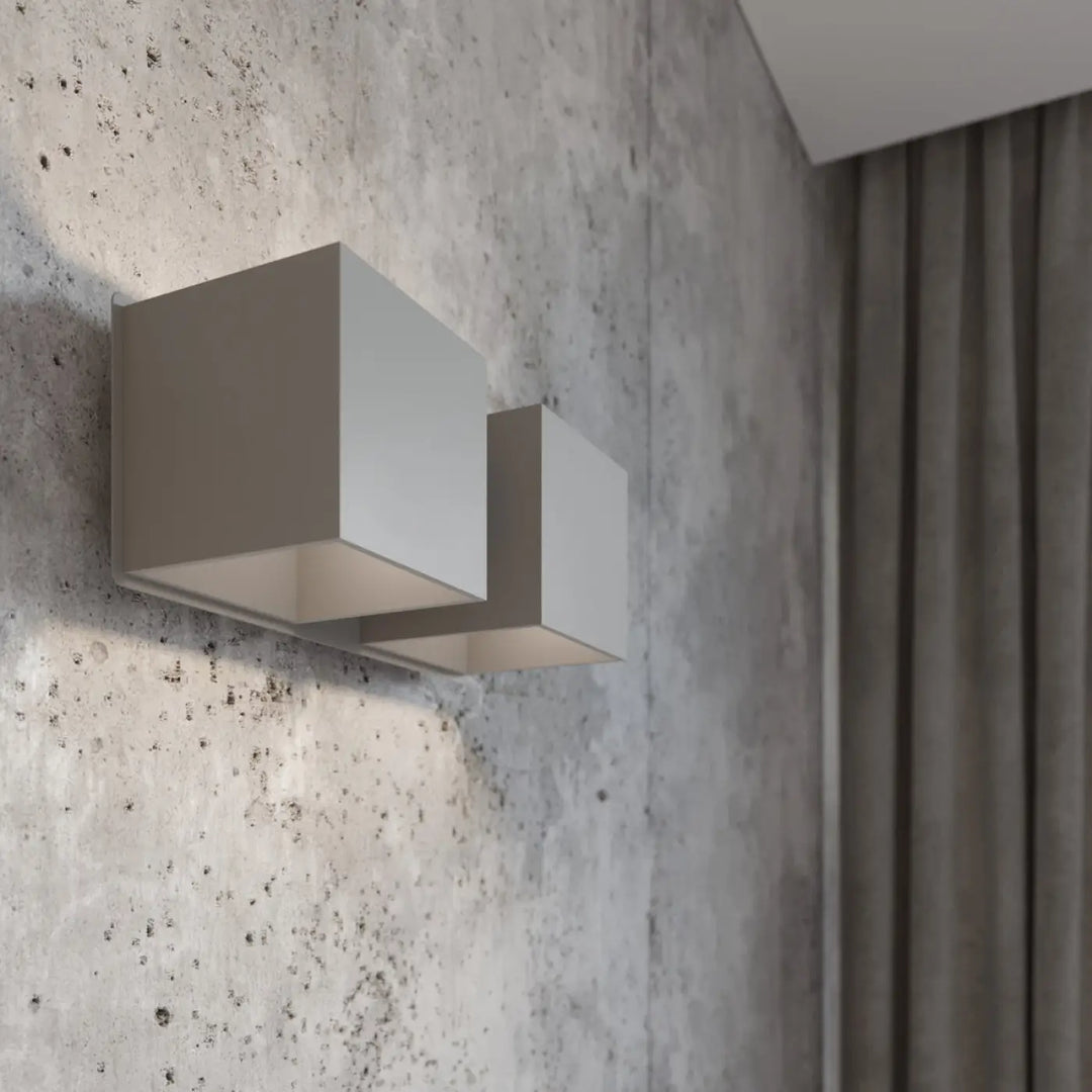 Applique murale kinkiet quad gris avec deux abat-jours rectangulaires empilés en bois naturel matémaçant une lumière douce
