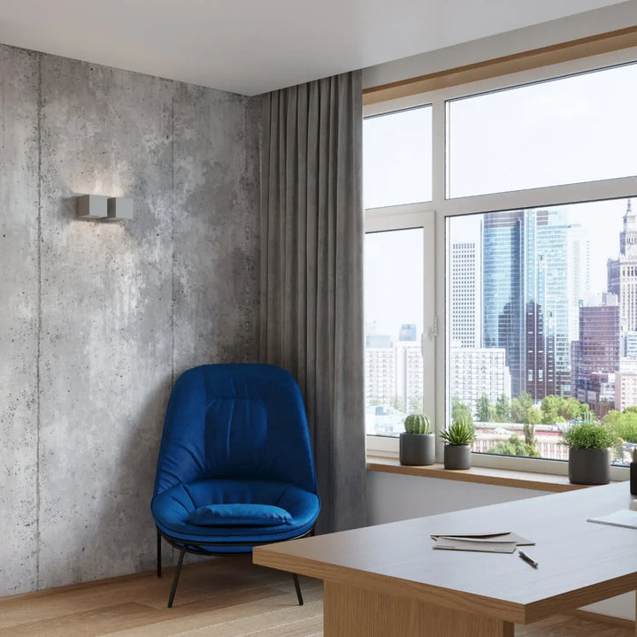 Applique murale quad 2 gris avec bois naturel et design élégant complétant un fauteuil en velours bleu et métal noir