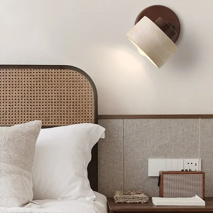 Applique murale roccia en céramique beige aux finitions minérales avec base en métal marron foncé bois naturel