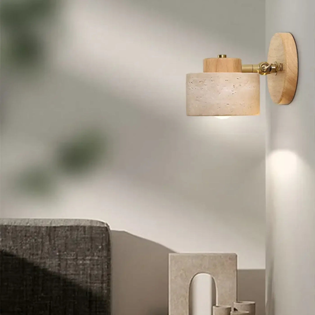 Applique murale roccia avec abat-jour en béton texturé beige, bois naturel et finitions minérales en laiton