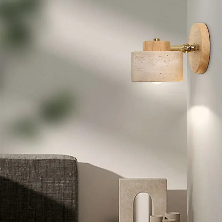 Applique murale roccia avec abat-jour en béton texturé beige, bois naturel et finitions minérales en laiton