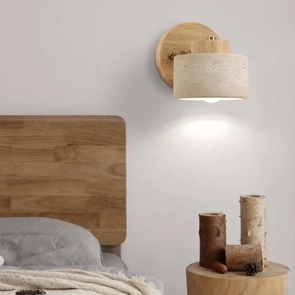 Applique murale roccia avec base en bois naturel et abat-jour minéral en béton texturé couleur blanc cassé