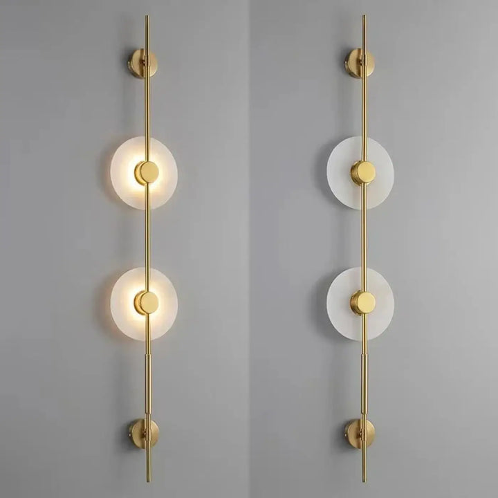 Applique murale discor en métal doré avec disques en verre dépoli pour salle à manger design minimaliste