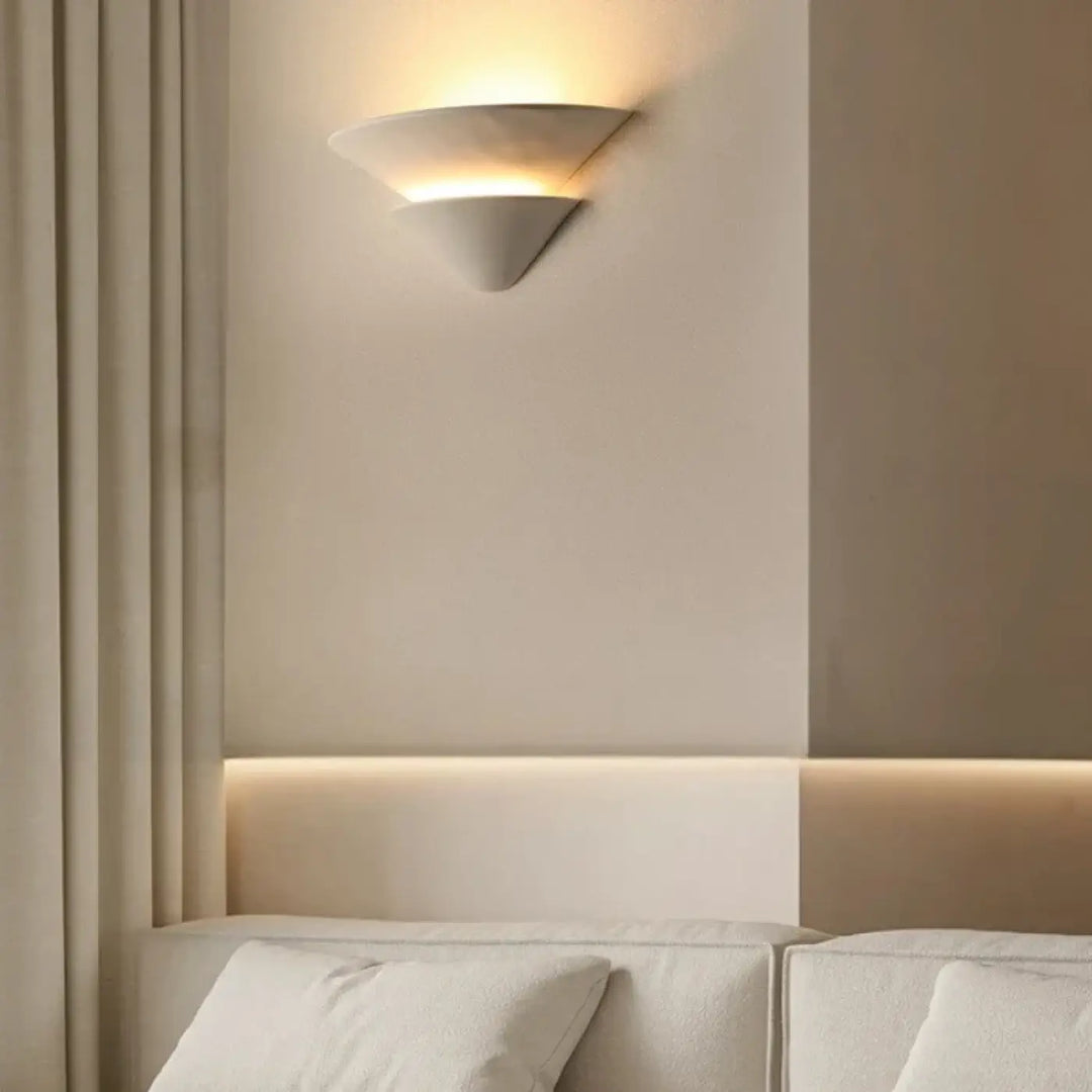 Applique murale decli en céramique blanche moderne avec design triangulaire émettant une lumière ambiante chaude pour décoration intérieure murale élégante