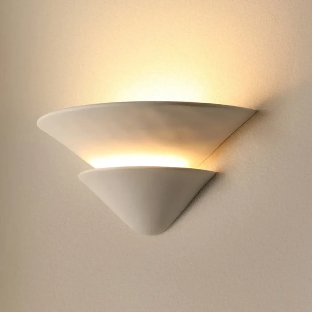 Applique murale en céramique blanche avec lumière ambiante chaude pour une décoration intérieure murale élégante