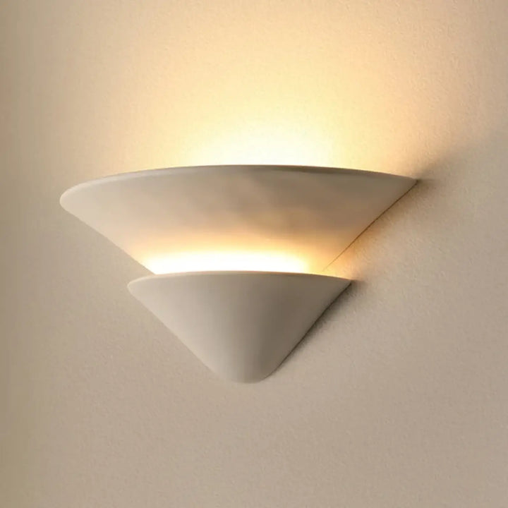 Applique murale en céramique blanche avec lumière ambiante chaude pour une décoration intérieure murale élégante