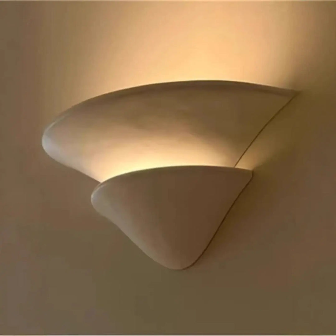 Applique murale decli crème sculptée à design moderne pour une lumière ambiante raffinée et décoration intérieure élégante