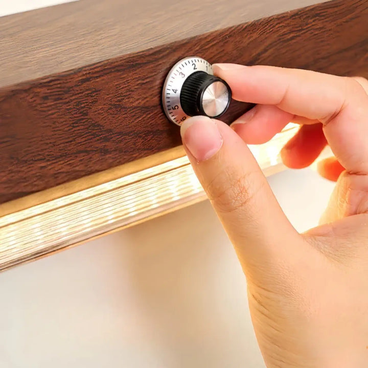 Applique murale élégante alana avec cadran combiné noir et argenté sur surface en bois