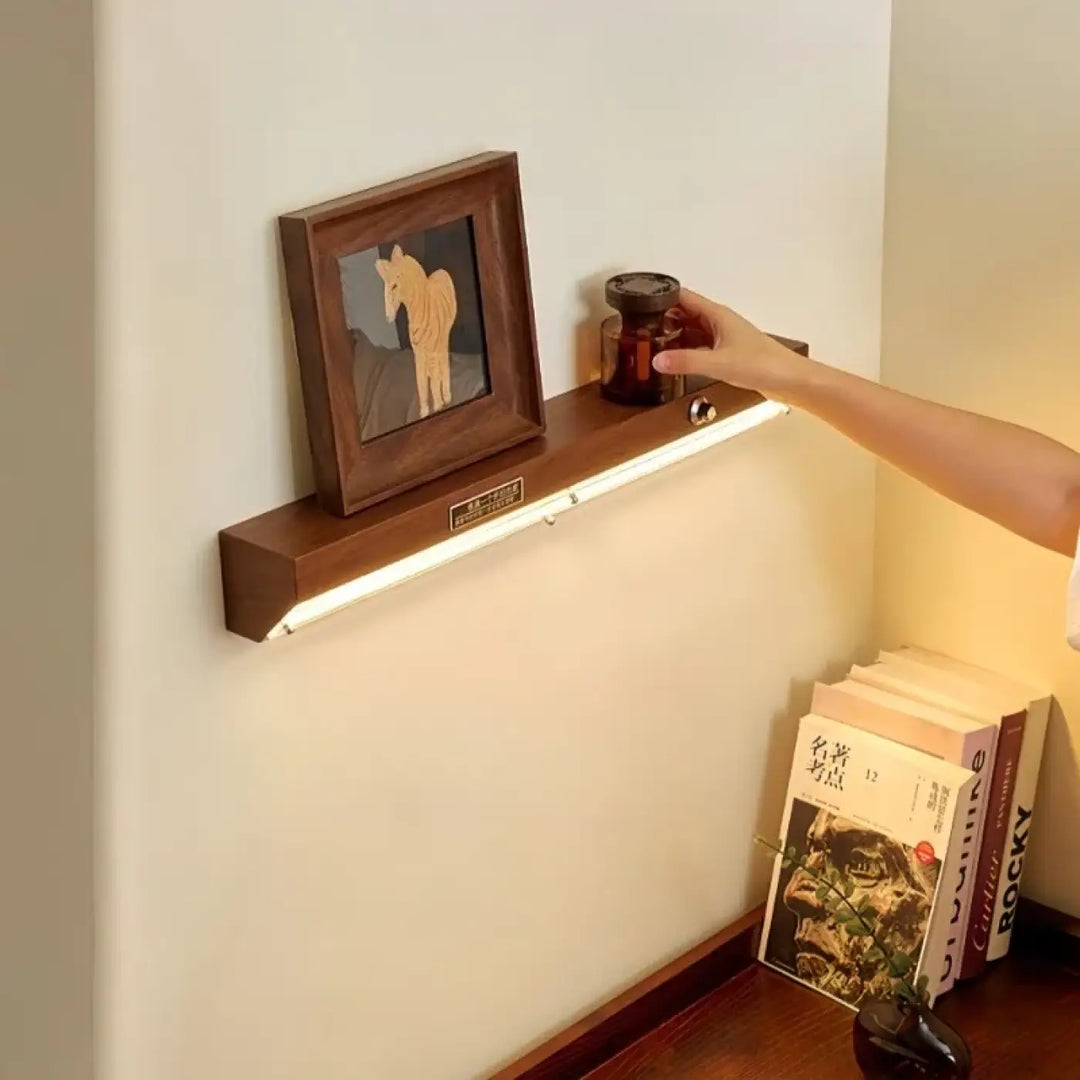 Applique murale alana en bois foncé avec étagère flottante et bande lumineuse led intégrée élégante murale