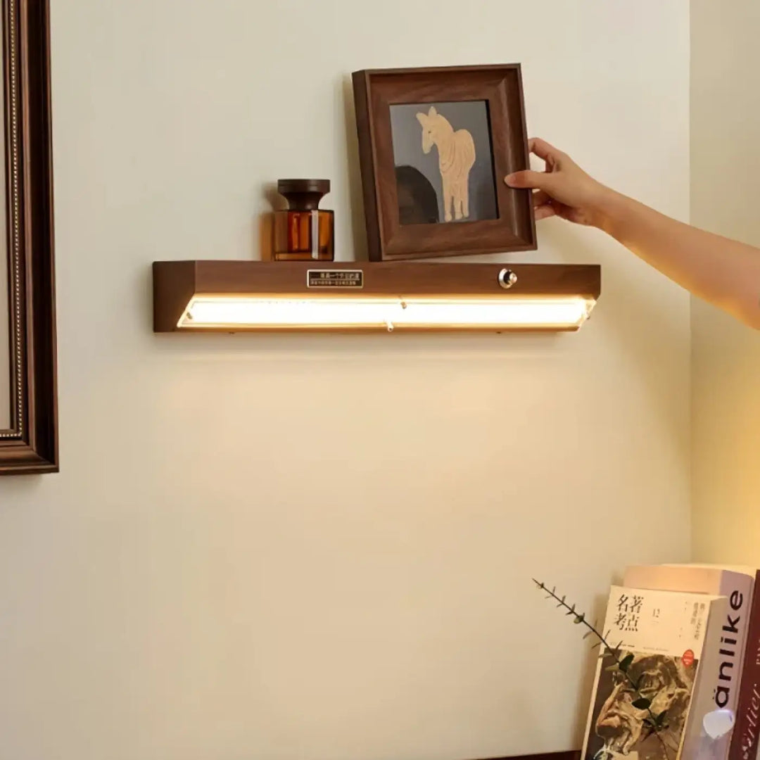 Applique murale élégante alana en bois ton chaud avec design moderne et bande led intégrée pour ambiance lumineuse murale