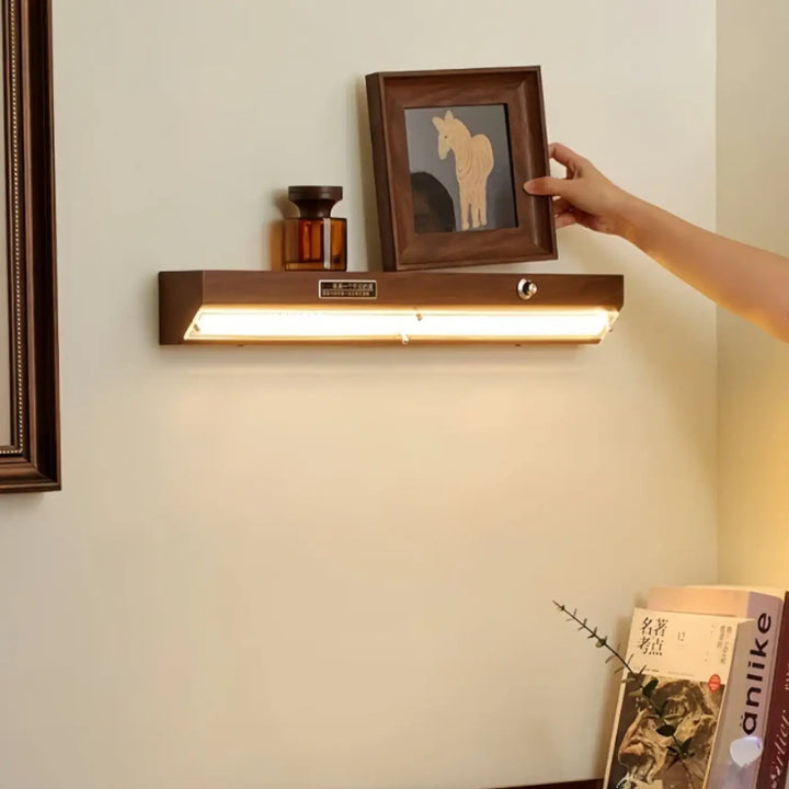 Applique murale élégante alana en bois ton chaud avec design moderne et bande led intégrée pour ambiance lumineuse murale