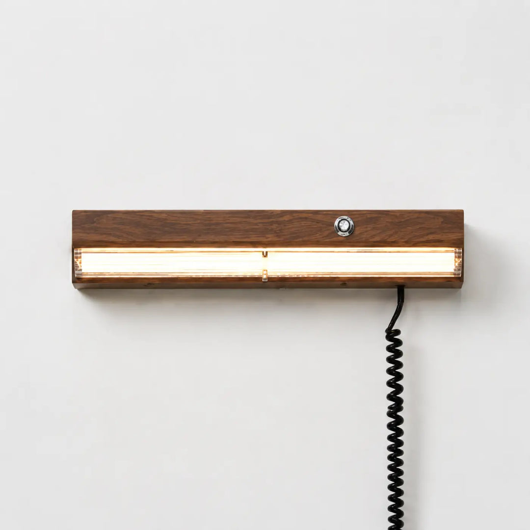 Applique murale élégante alana en bois foncé avec un bandeau led blanc lumineux pour un mur moderne