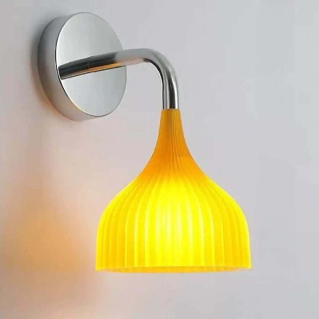 Applique murale elix avec abat-jour en verre côtelé jaune vif fixé sur bras chrome élégant et platine murale circulaire