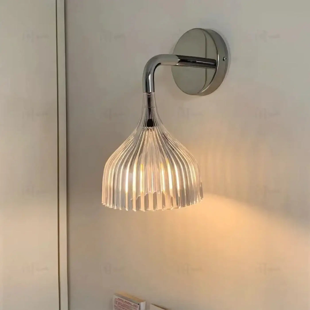 Applique murale elix moderne en chrome avec abat-jour en verre cannelé clair diffusant une lumière chaude