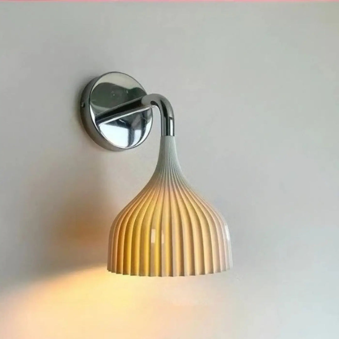 Applique murale elix avec support chrome et abat-jour en verre côtelé diffusant une lumière chaude et douce