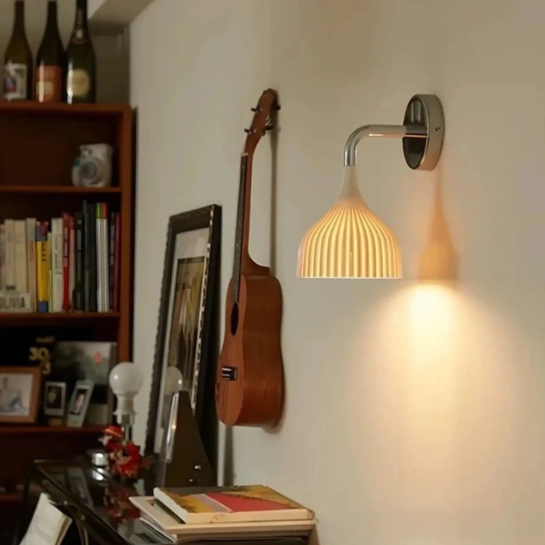 Applique murale elix avec bras chrome moderne et abat-jour en verre côtelé diffusant une lumière chaude