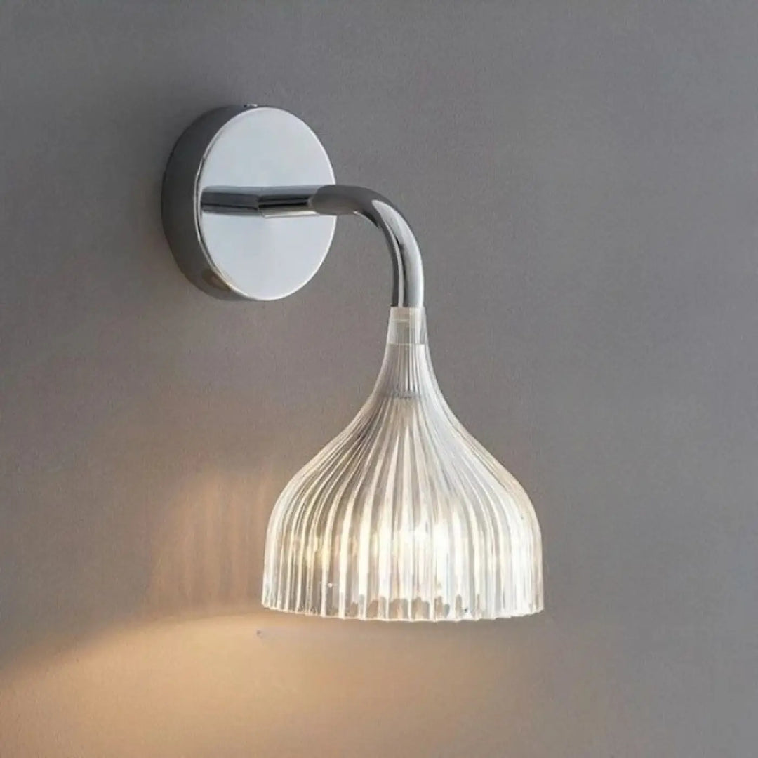 Applique murale elix moderne en chrome avec abat-jour en verre cannelé clair diffusant une lumière chaude