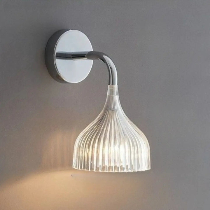 Applique murale elix moderne en chrome avec abat-jour en verre cannelé clair diffusant une lumière chaude