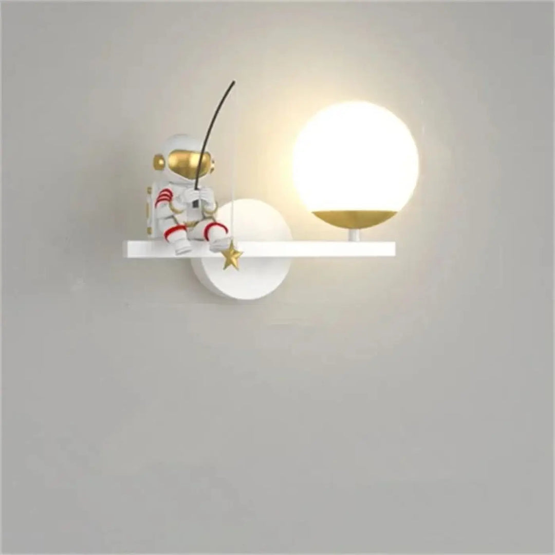 Applique murale enfantine blanche et or avec un globe lumineux thème astronaute pour décoration murale ALORA