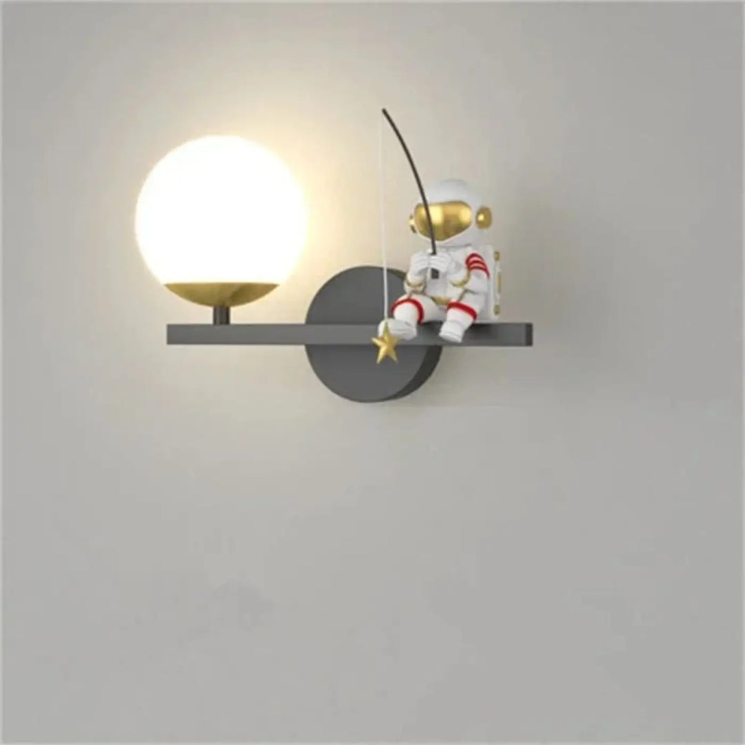 Applique murale alora avec figurine astronaute blanche à accents dorés et rayures rouges tenant une canne à pêche