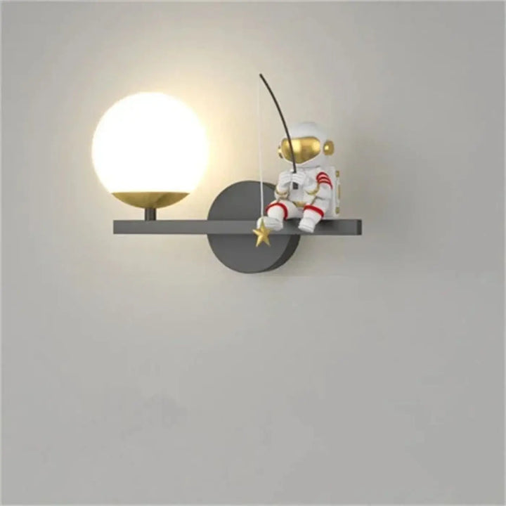 Applique murale alora avec figurine astronaute blanche à accents dorés et rayures rouges tenant une canne à pêche