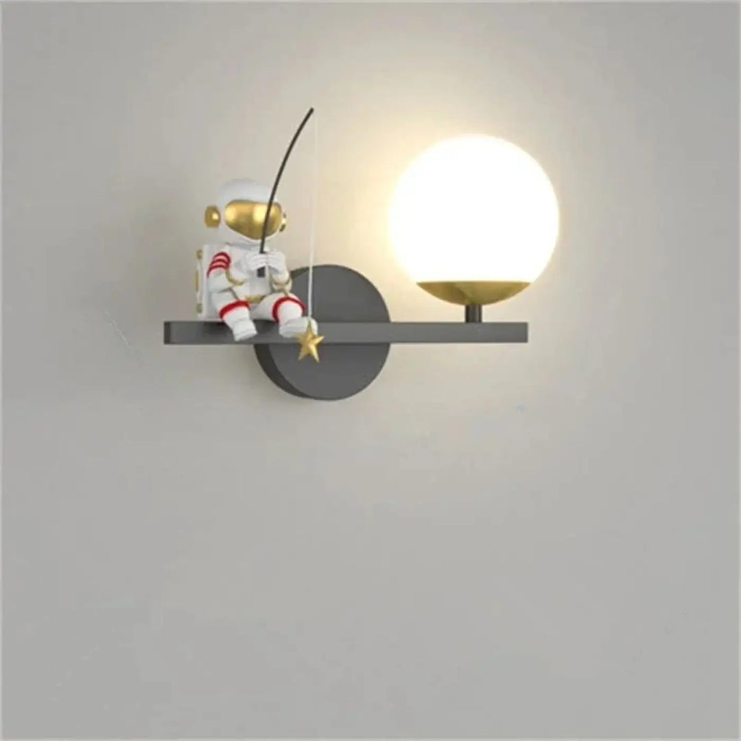 Applique murale enfantine alora figurine astronaute blanche or et rouge sur sconce grise avec lampe sphérique lumineuse