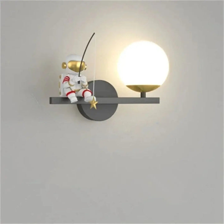 Applique murale enfantine alora figurine astronaute blanche or et rouge sur sconce grise avec lampe sphérique lumineuse