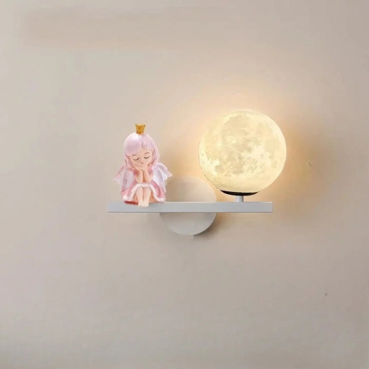 Applique murale alora avec lampe murale enfantine en forme de lune douce et figurine de fée rose délicate sur étagère blanche minimaliste