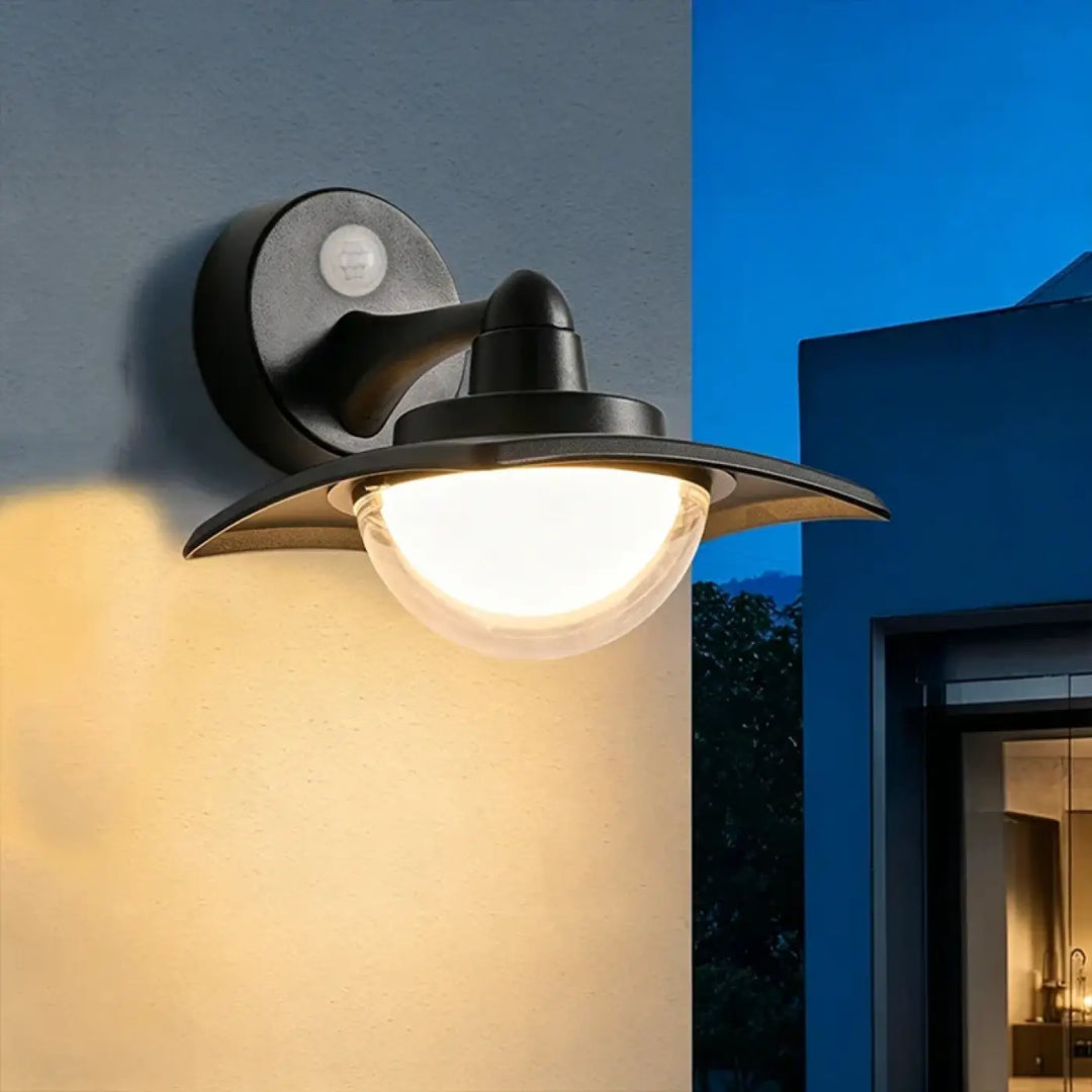 Applique murale extérieure en métal noir avec globe en verre dépoli et abat-jour courbé modèle nero