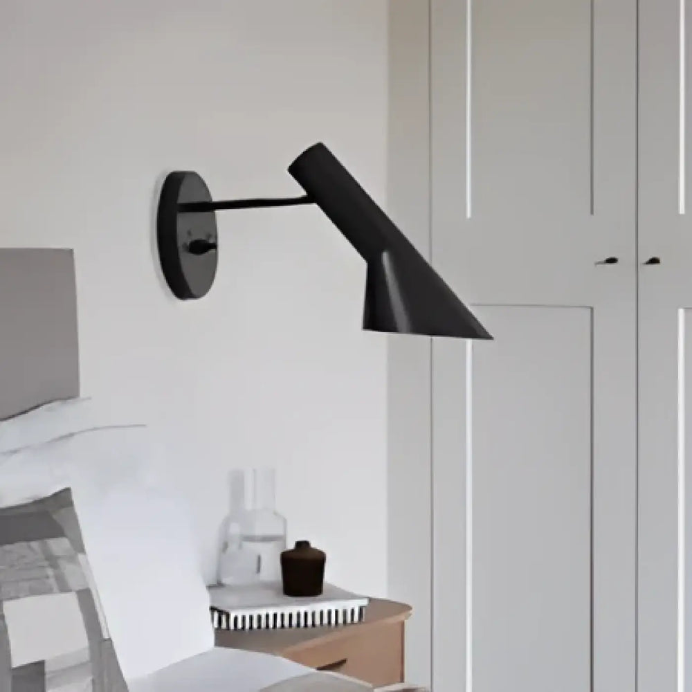 Applique murale eluna noire minimaliste avec design angulaire et faisceau directionnel pour décoration intérieure moderne