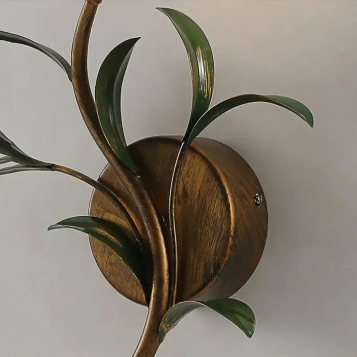 Applique murale florale dorée avec globe en verre blanc chic