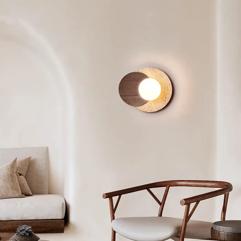 Applique murale sabia avec forme d’éclipse lunaire en bois foncé et pierre beige pour décoration intérieure chaleureuse