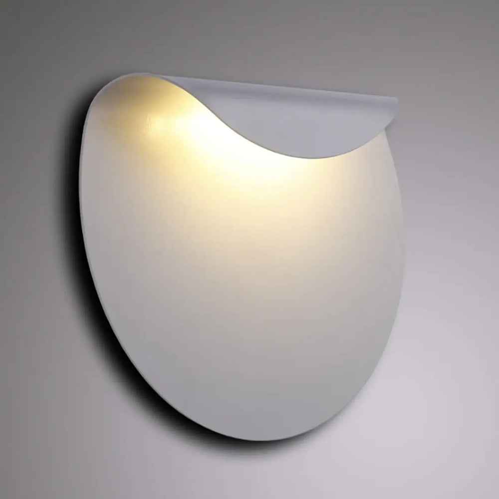 Applique murale alba blanche moderne avec design lisse et incurvé diffusant une lumière ambiante chaleureuse