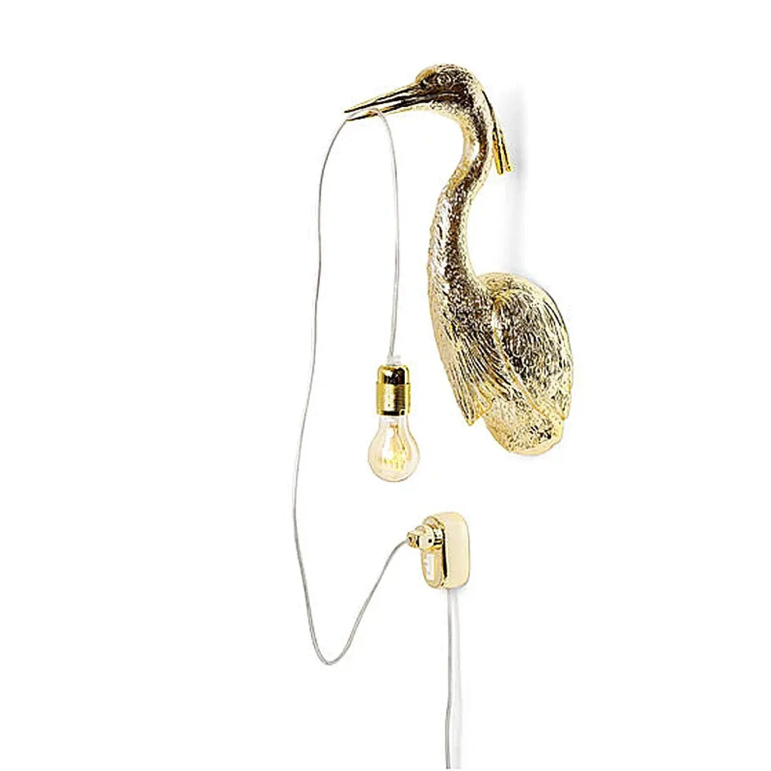 Applique murale gold en forme de héron avec plumes texturées et ampoule suspendue edison pour une touche artistique
