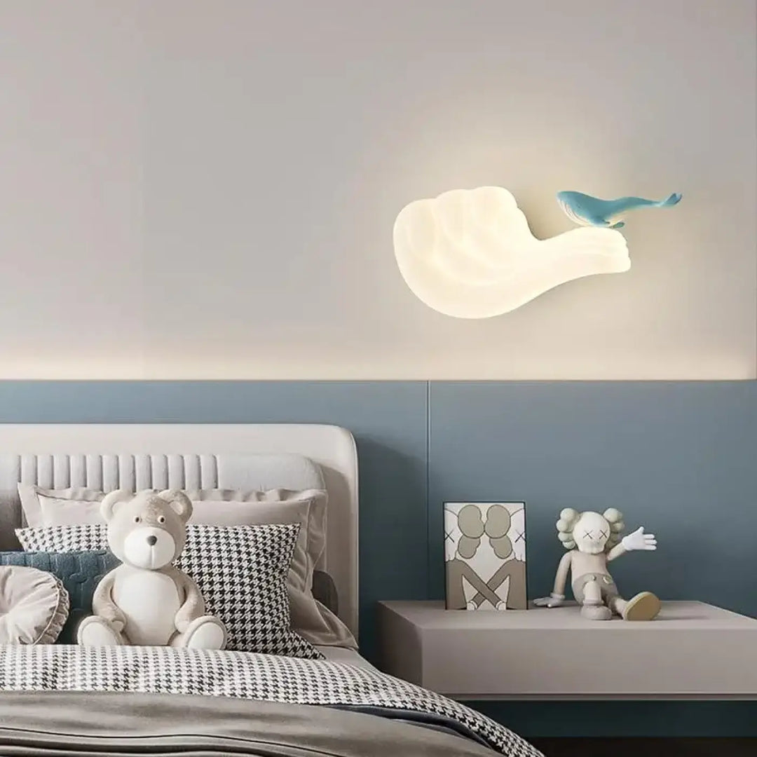 Applique murale manova en forme de baleine blanche douce avec une figurine décorative de poisson bleu qui transforme instantanément lâmbiance