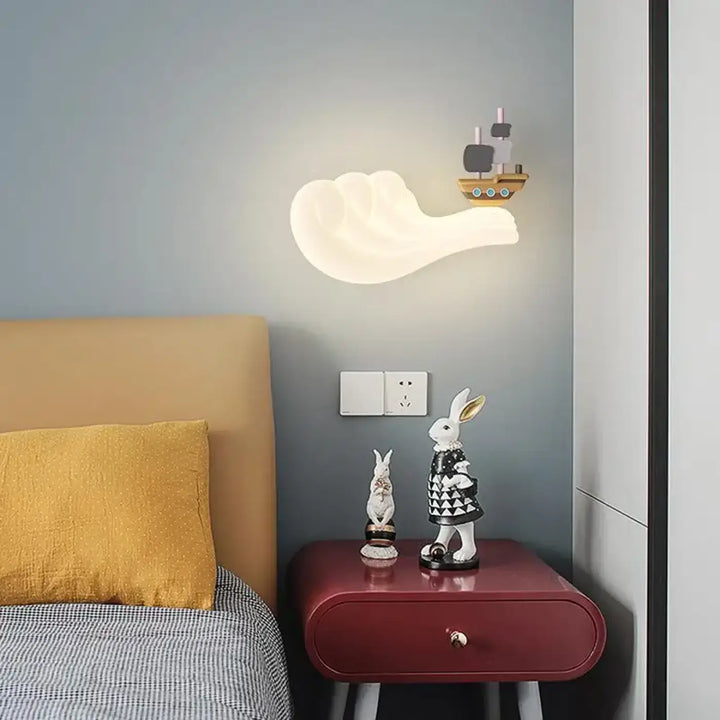 Applique murale manova en forme de nuage blanc lumineux avec figurine décorative bateau en bois qui transforme instantanément l ambiance