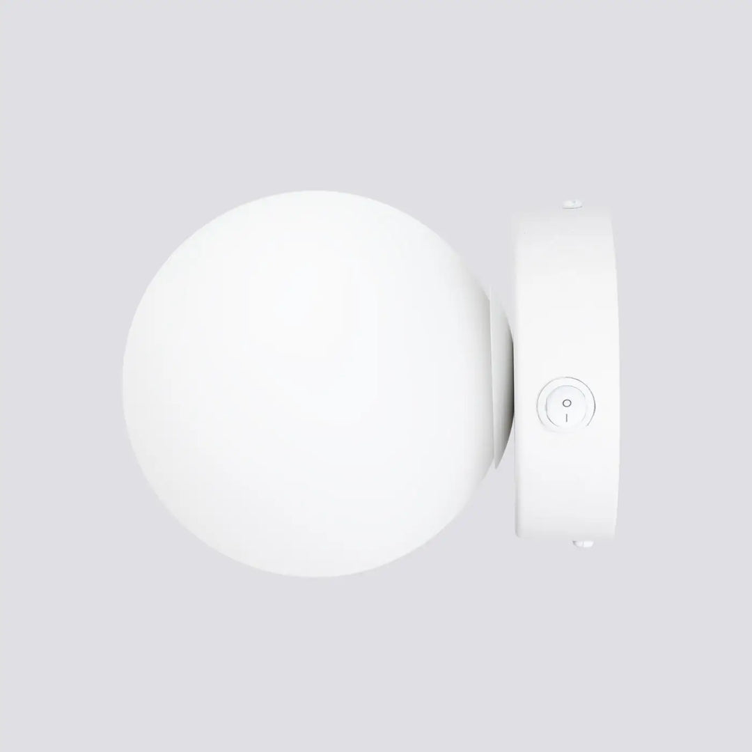 Applique murale yoli 1 avec boîtier sphérique blanc d’une élégance minimaliste et bouton de contrôle circulaire sur le côté