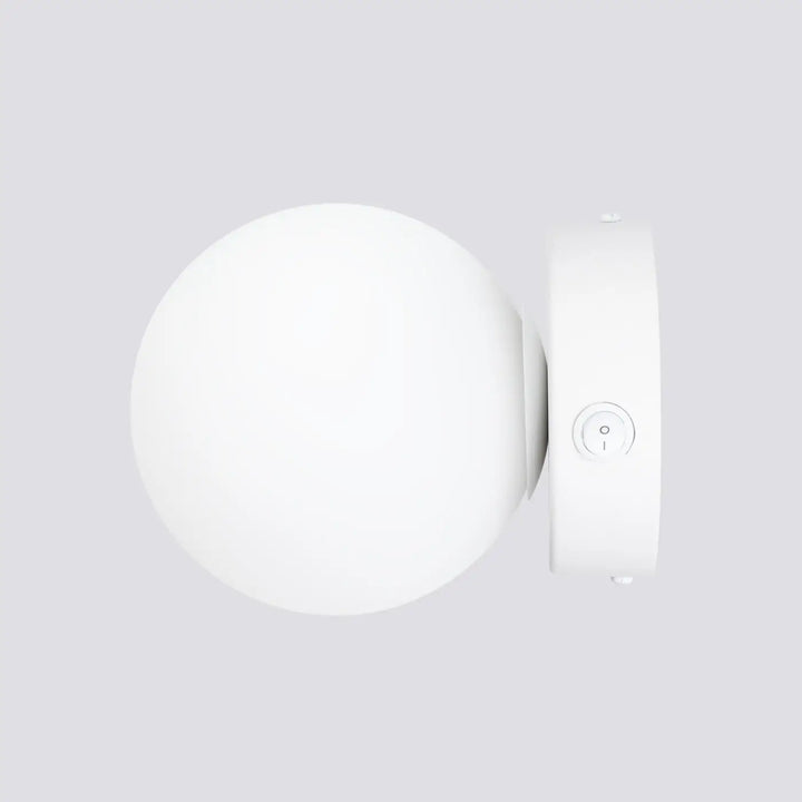 Applique murale yoli 1 avec boîtier sphérique blanc d’une élégance minimaliste et bouton de contrôle circulaire sur le côté