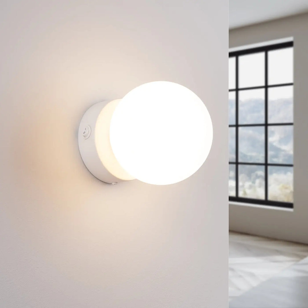 Applique yoli blanc avec boîtier sphérique en verre dépoli d’une élégance minimaliste pour mur intérieur