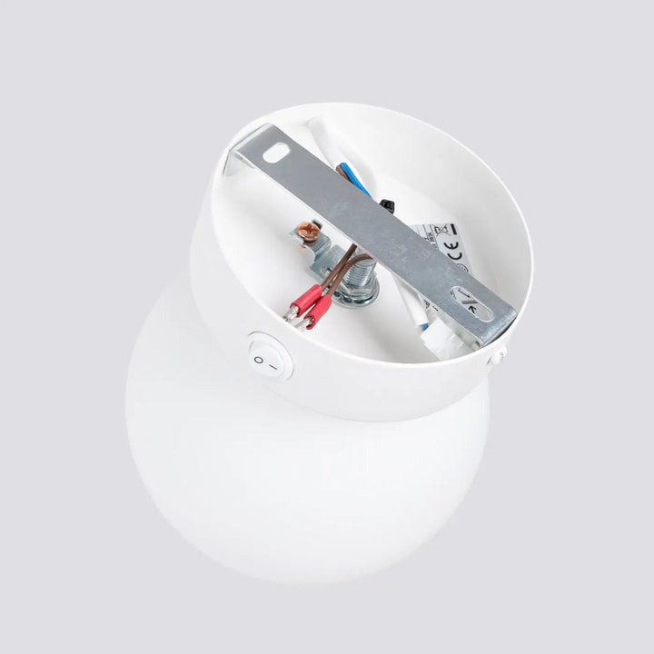 Applique yoli 1 avec boîtier sphérique blanc, fixée au plafond avec câblage apparent et support métallique minimaliste