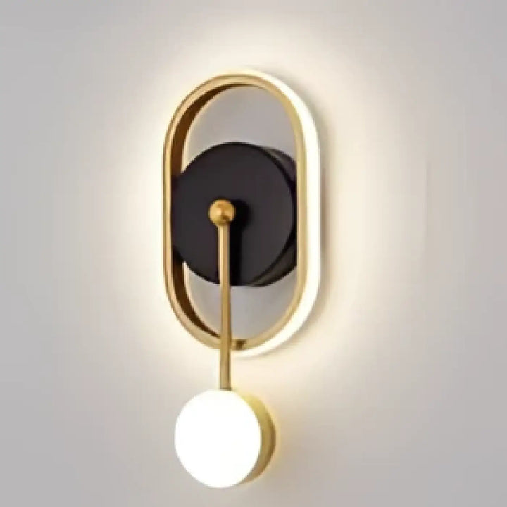 Applique murale Haloria design ovale moderne avec cadre or, panneau noir et accents sphériques blancs suspendus
