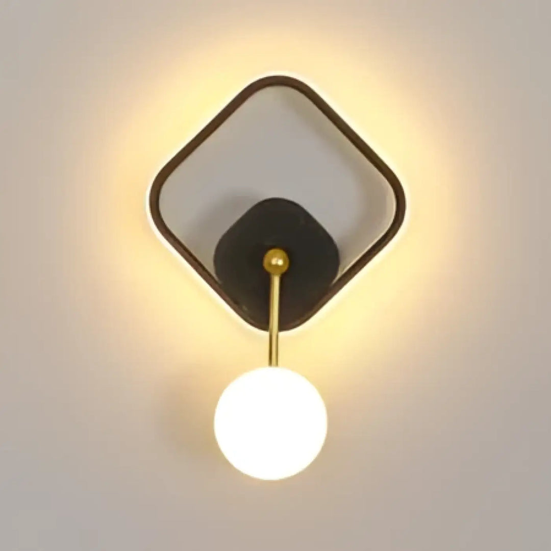 Applique murale haloria noire et or avec globe lumineux blanc sphérique pour un design murale moderne