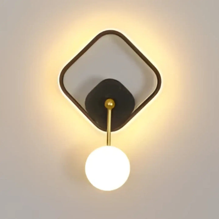 Applique murale haloria noire et or avec globe lumineux blanc sphérique pour un design murale moderne
