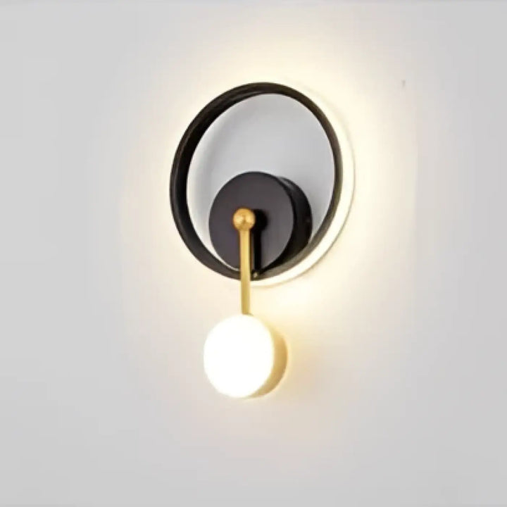 Applique murale haloria moderne noire et dorée avec globe lumineux blanc suspendu design murale élégant