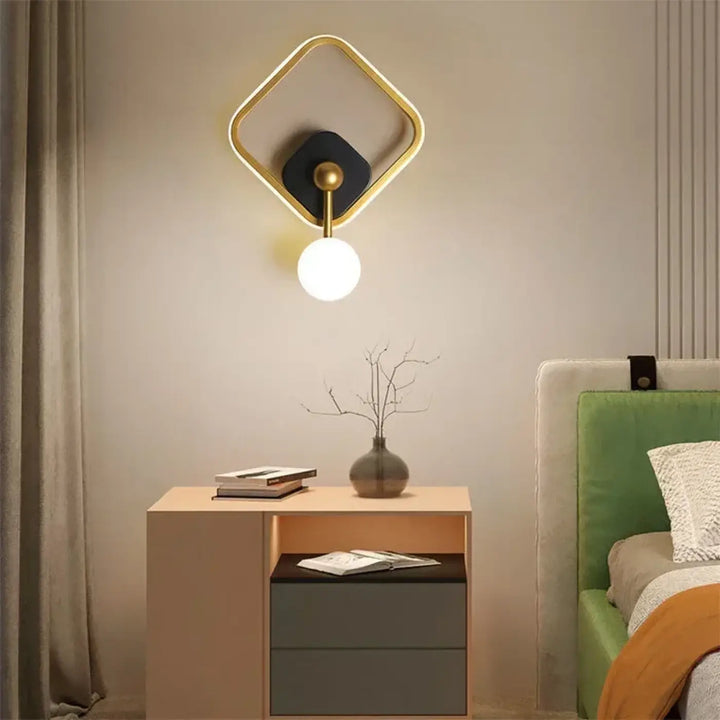 Applique murale haloria en métal doré avec accent noir et ampoule sphérique blanche design murale élégant