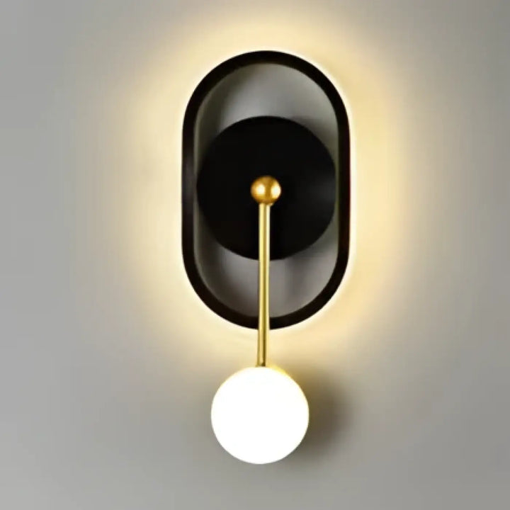 Applique murale haloria noire ovale avec tige centrale dorée et globe lumineux blanc pour un design murale élégant