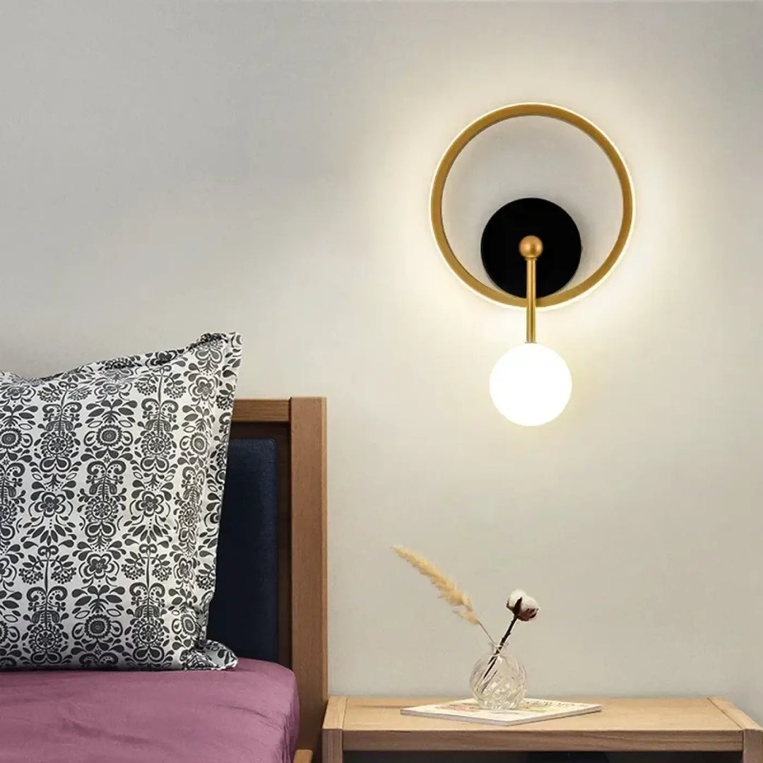 Applique murale haloria design rond doré avec centre noir et ampoule sphérique blanche pour décoration murale