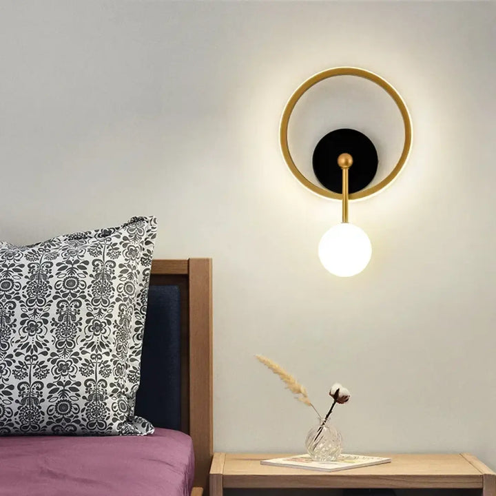 Applique murale haloria design rond doré avec centre noir et ampoule sphérique blanche pour décoration murale