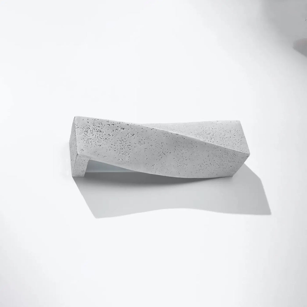 Applique murale sigma en béton durable avec design géométrique torsadé et finition gris moucheté forme simple