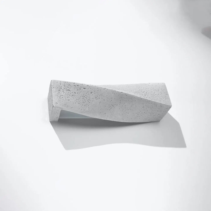 Applique murale sigma en béton durable avec design géométrique torsadé et finition gris moucheté forme simple